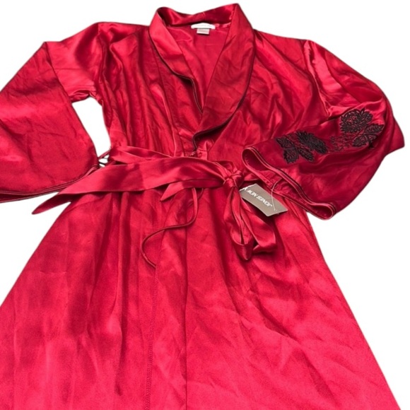 JONES ⭐️  NEW YORK satin robe - Picture 1 of 8